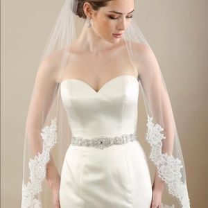 Brand new Alencon lace short ivory veil
